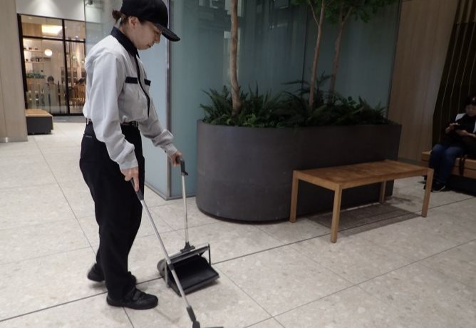 駅コンコース清掃作業