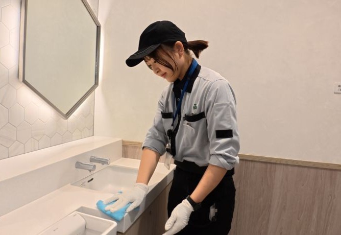 駅舎トイレ清掃作業