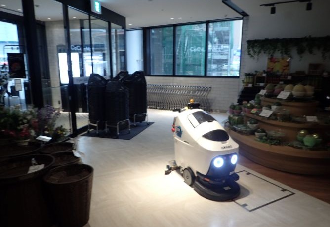 床洗浄ロボット清掃作業