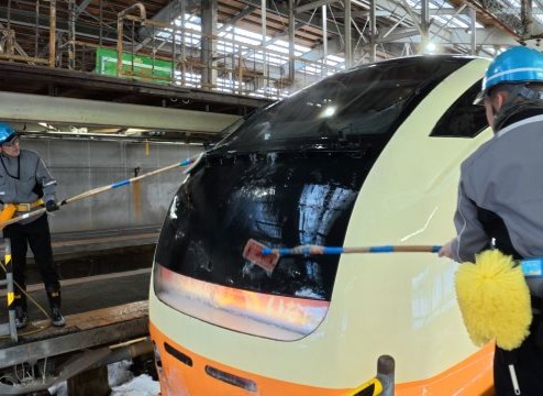 車両前面清掃作業