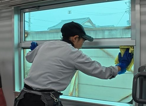 在来線客室内清掃作業